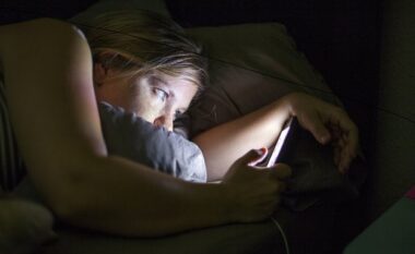 Pse nuk duhet të përdorim celularin kur jemi shtrirë për të fjetur