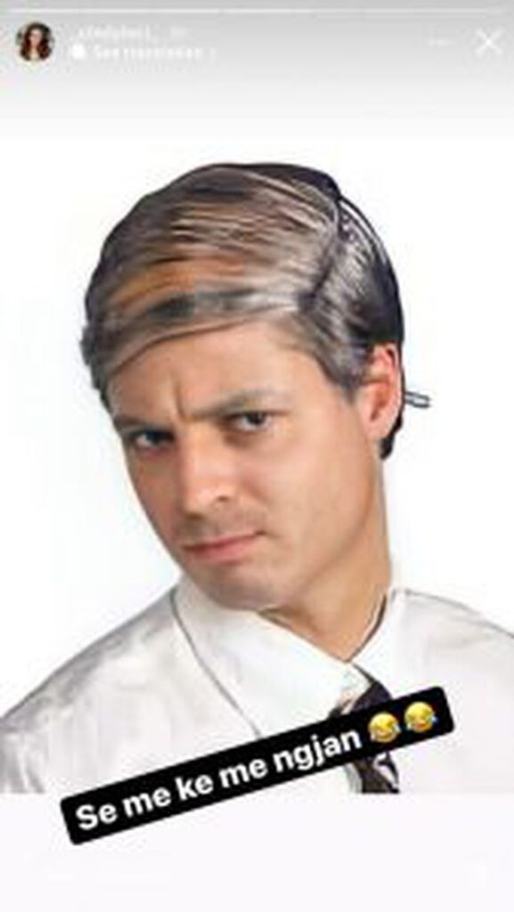 Sindit nuk i del inati me Arjan Konomin, e ironizon për flokët (FOTO LAJM)  – Albeu.com