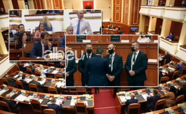 Tensione në sallë! Demokratët bllokojnë foltoren e Kuvendit, Nikolla detyrohet të shty seancën (VIDEO)