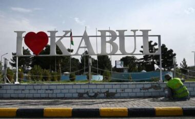Ndryshime në aeroportin e Kabulit, hiqet zemra e kuqe dhe zëvendësohet emri me postera të flamurit taleban