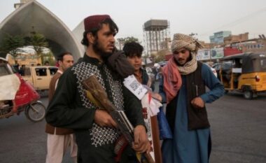 E RËNDË/ Nisin ekzekutimet në Afganistan, trupat e pajetë të katër burrave varen nëpër vinça (FOTO LAJM)