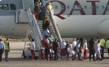 Një grup tjetër afganësh mbërriti sot në Aeroportin e Shkupit