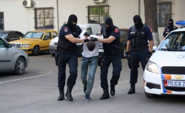 “Jam polic”, prangoset 26 vjeçari në Tiranë për vjedhje
