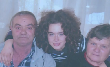 E gjetën të pajetë në tualet, flasin gjyshërit e Evgjeni Baxhos: E rritëm vetë se prindërit i’u ndanë