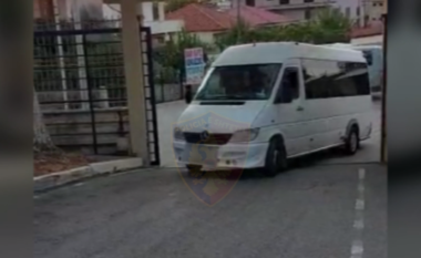 U kap duke transportuar 11 klandestinë, arrestohet 47-vjeçari në Fier (VIDEO)