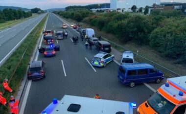 Serbi i armatosur merr peng autobusin në Gjermani