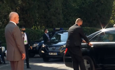 Nuk po hapej dera e makinës, incidenti që nuk u vu re në pritjen e kancelares Merkel (VIDEO)