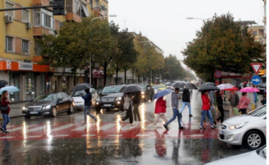 Mos harroni çadrat! Moti i keq sot pushton Shqipërinë, vranësira e reshje gjithë ditën