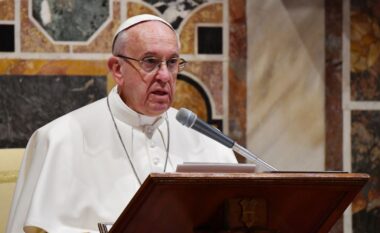 Gazetares “i merret goja” dhe thotë se Papa Francesku ka vdekur (VIDEO)
