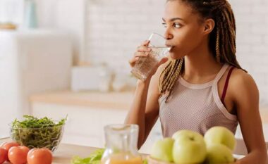 Pse duhet të pini një gotë ujë pas çdo vakti?