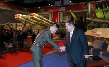 Lideri i Koresë së Veriut premton ndërtimin e një ushtrie të pathyeshme