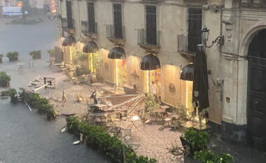 Momenti kur Tornado godet jugun e Italisë, disa të plagosur (VIDEO)