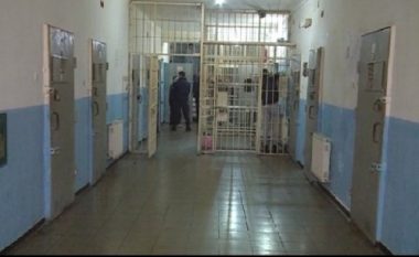 E FUNDIT/ Protestë brenda burgut të Peqinit, të burgosurit mbyllen në qeli, refuzojnë ushqimin dhe ajrosjen