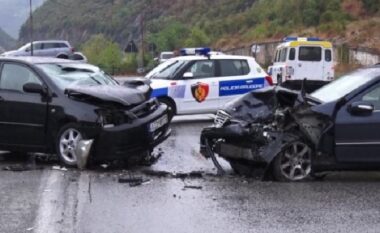 DETAJET/ “Benzi” përplaset me motomjetin në Durrës, 46-vjeçari dërgohet me urgjencë te Trauma