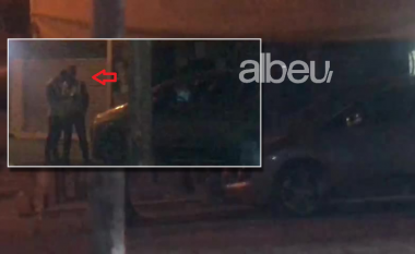 Ndodh në Tiranë! Qytetari parkon makinën në mes të trotuarit dhe nën tendë (VIDEO)