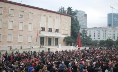 Shqiptarët në shesh për çmimet, opozita bëhet pjesë e protestës: Do të jemi edhe ne! (FOTO LAJM)