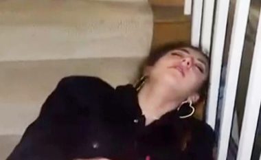 E shtrirë në shkallë! Si i drogojnë vajzat në klubet e natës, 20-vjeçarja publikon pamjet (VIDEO)