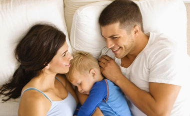 Fëmija në një krevat me prindërit? Disa të mira dhe një rrezik shumë i madh