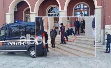 Shkuan për të arrestuar zyrtarët e korruptuar, momenti kur polici rrëzohet në shkallët e Bashkisë (VIDEO)