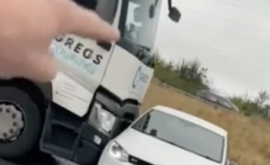 Momenti kur kamioni tërheq zvarrë makinën në autostradë për disa metra (VIDEO)