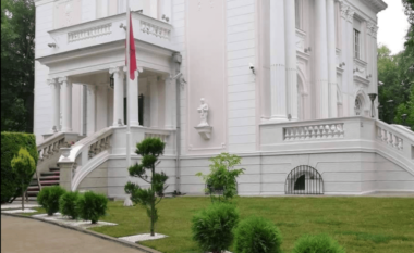 Sulmohet ambasada shqiptare në Serbi