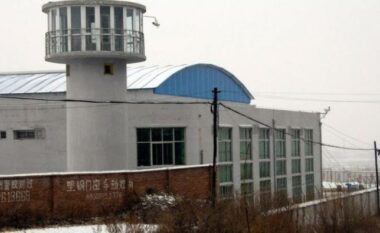 “Me elektroshok në organet gjenitale”, rrëfimi tronditës i ish-gardianit për torturat në burg ndaj myslimanëve në Kinë