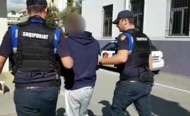 I riu qëllon me grusht policin në Tiranë