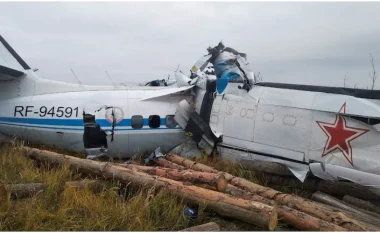 Rrëzohet avioni në Rusi, humbin jetën 15 persona