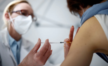 Debate për dozën përforcuese dhe urdhrin e vaksinimit