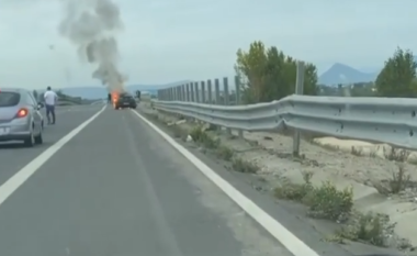 Shpërthen në flakë Mercedezi në Mamurras (VIDEO)