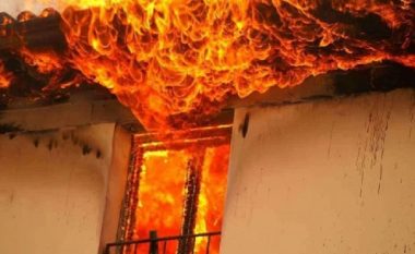 Zjarri “përpin” një banesë në Gjirokastër, dyshohet për viktima