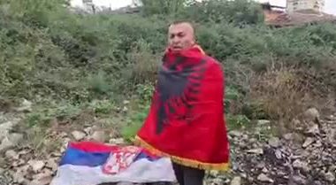 “Flamuri i plehrave”, serbët dogjën simbolin shqiptar, fieraku u kthen reston (VIDEO)