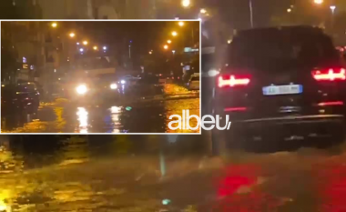 Shqipëria nën shi! Reshjet e dendura përmbysin Vlorën, mjetet dhe kalimtarët mezi kalojnë (VIDEO)