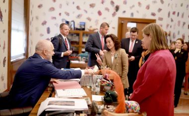 Rama takohet me senatorët dhe kongresmenët amerikanë, i pret në zyrë me dhurata ( FOTO LAJM)