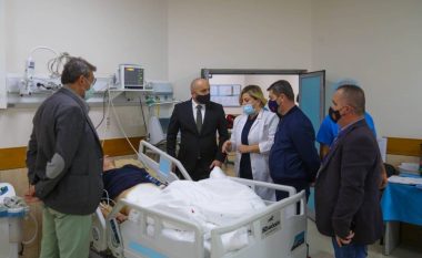 U aksidentua rëndë në Bulqizë, drejtuesit e policisë vizitojnë efektivin në spital