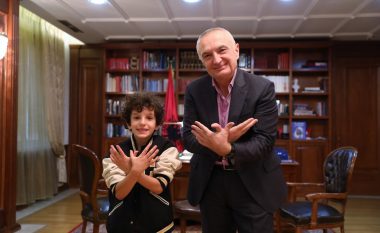 Krah nipit të Ibrahim Rugovës, Meta uron shqiptarët për Pavarësinë dhe Ditën e Flamurit (FOTO LAJM)