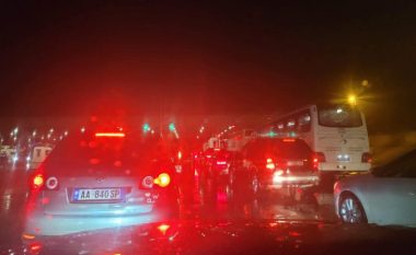 Kolona të gjata makinash në kufirin Kosovë-Shqipëri, kontrollet vazhduan edhe për 28 Nëntor