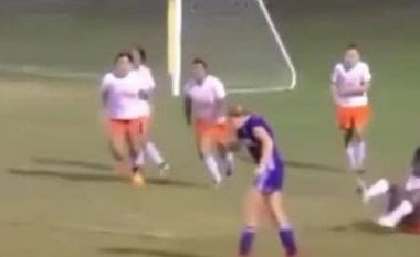 A është ky momenti më komik që keni parë ndonjëherë në futbollin e vajzave? (VIDEO)
