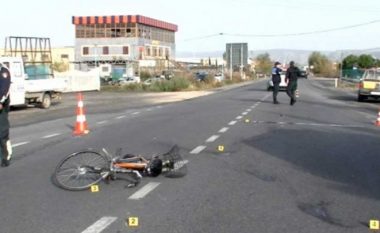 Benzi përplas biçikletën në qendër të Elbasanit, raportohet për të lënduar