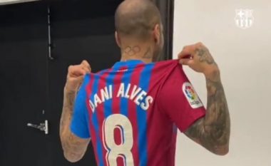 Dani Alves merr numrin e Andres Iniestas (VIDEO)