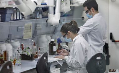 Eksperti britanik: Mutacioni “Omicron” nuk do të çojë në rifillimin e pandemisë
