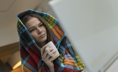 Lidhet me 5 sëmundje, zbuloni arsyet përse keni gjithmonë ftohtë