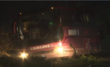 Vrau 2 nxënës dhe shoferin e autobusit, autori i krimit në Deçan ende në arrati