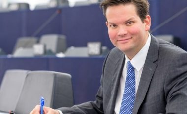 Eurodeputeti austriak: Heqja e vizave për Kosovën është urgjente dhe e rëndësishme