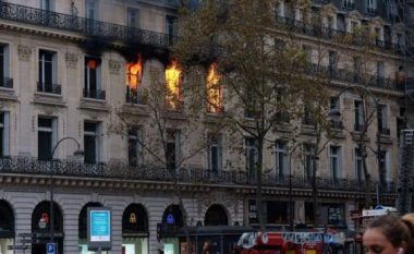 Zjarri “përpin” ndërtesën historike në Paris (VIDEO)