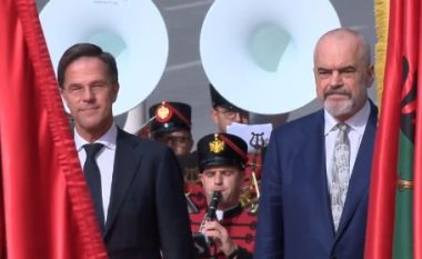 Kryeministri holandez mbërrin në Tiranë, pritet me ceremoni shtetërore (VIDEO)