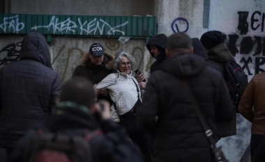 Kush është Aida Çorovic, aktivistja serbe që u sulmua nga përkrahësit e Mlladiq
