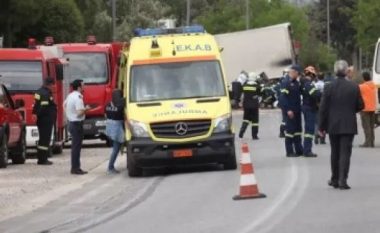 Me shpejtësi “rrufe”, pa patentë e me makinë “borxh”, momenti i frikshëm kur shqiptari përplas për vdekje motoristin në Selanik (VIDEO)