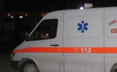 Aksident i frikshëm në Tiranë, makina me 4 të rinj kthehet përmbys mes rrugës
