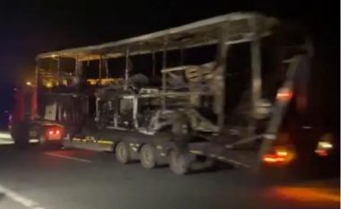Autobusi i djegur largohet nga vendi i fatkeqësisë në Bullgari (VIDEO)